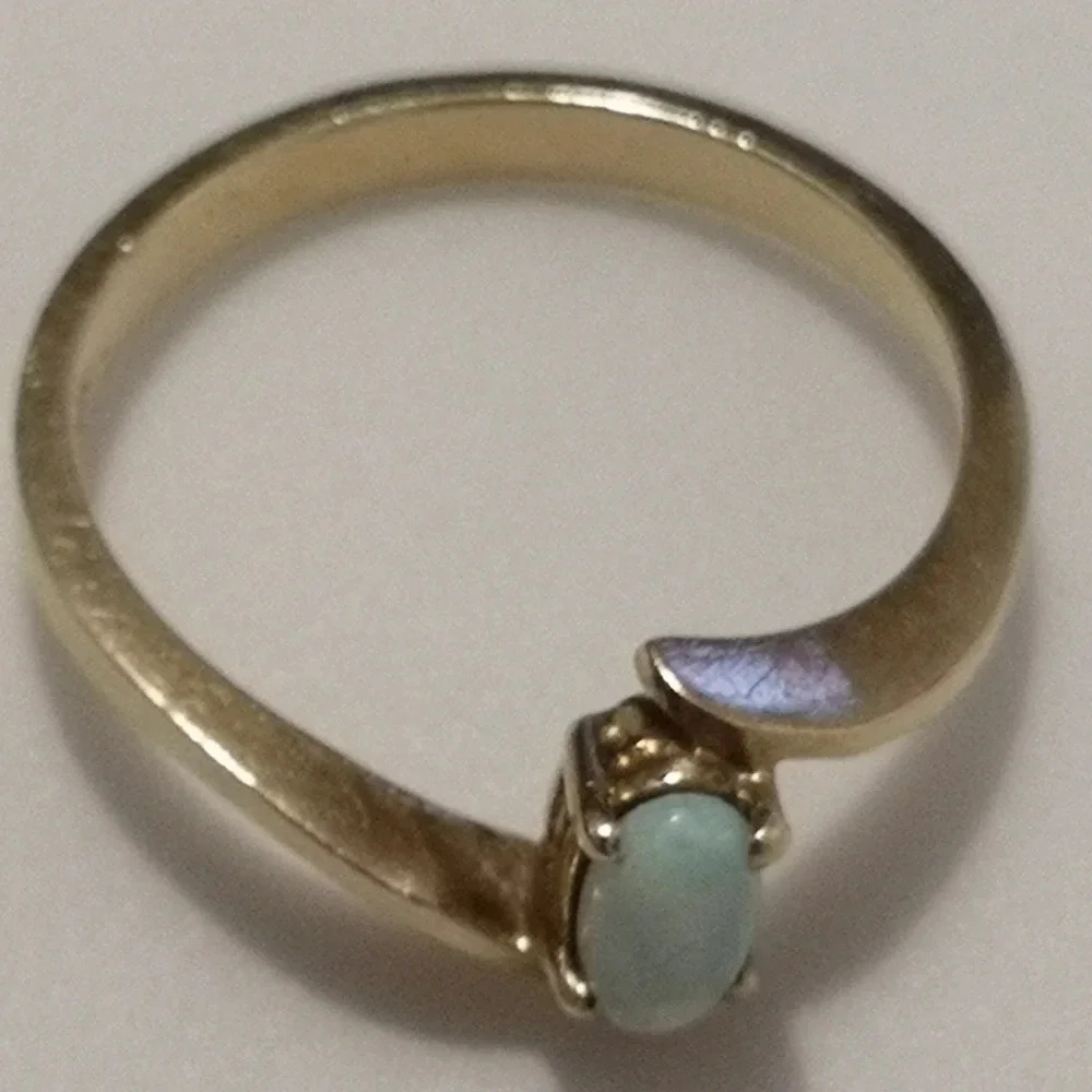 10k gold Women's Ring with opal